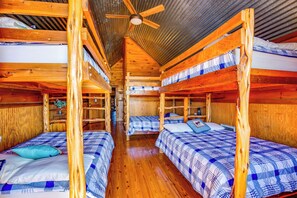 8 habitaciones, escritorio, internet y ropa de cama 