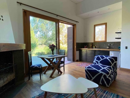 TV, fireplace. Casa Cielo Escape en Santiago