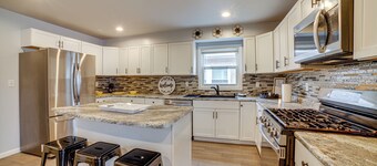 4 Mi to Lake Michigan: East Chicago Home w/ Grill