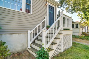 Exterior detail - Walk to Grays Beach Park: Kingston Seaside Escape (Kingston)