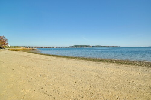 Walk to Grays Beach Park: Kingston Seaside Escape