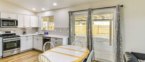 Kühlschrank, Mikrowelle, Herdplatte, Geschirrspüler