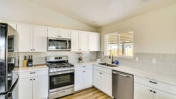 Fridge, microwave, stovetop, dishwasher