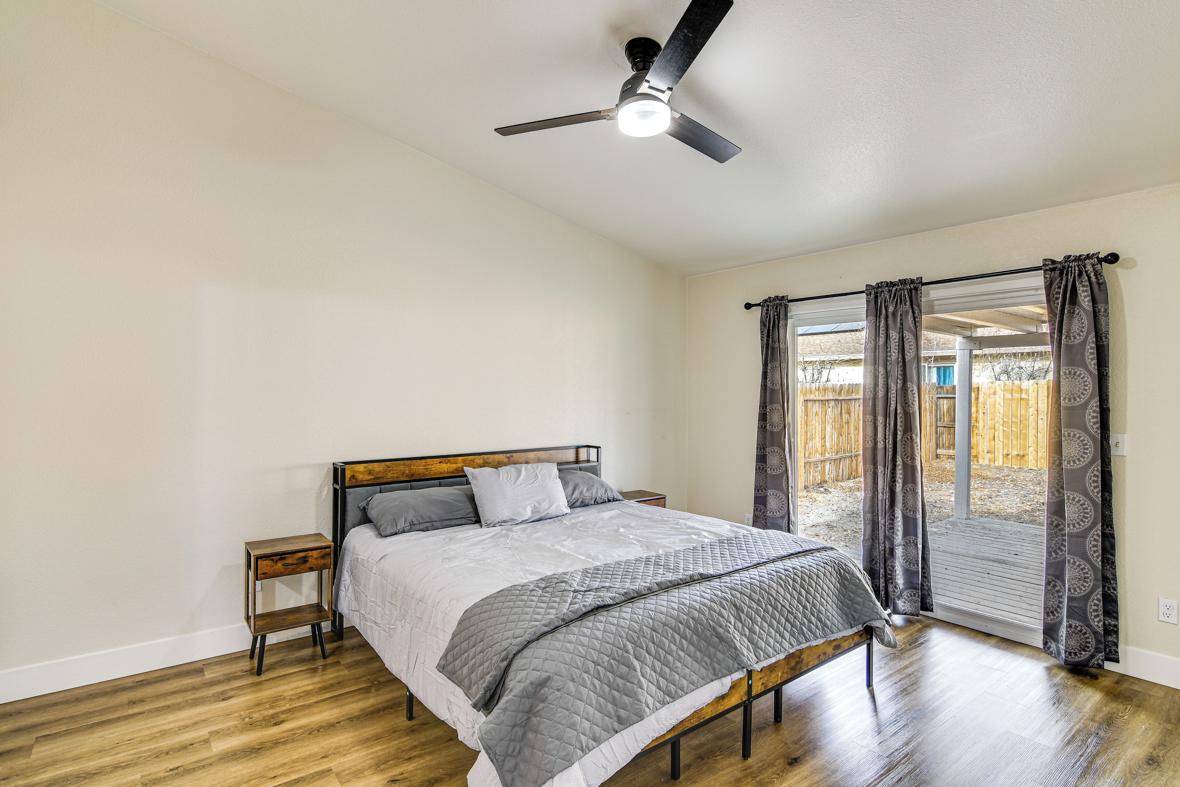 3 bedrooms, desk, internet, bed sheets