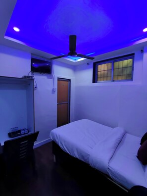 Standard Room | Desk, free WiFi, bed sheets - Hotel K.D. PALACE NX (Mumbai)