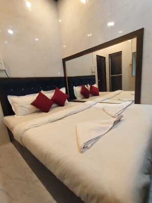 Standard Room | Desk, free WiFi, bed sheets - Hotel K.D. PALACE NX (Mumbai)