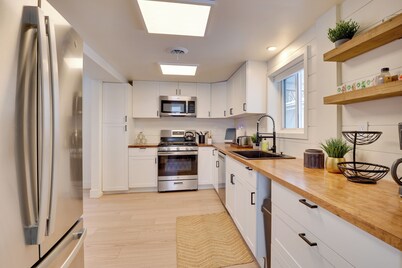 3 Mi to Dtwn & YSU: Updated Youngstown Home