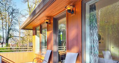 Walk to Willamette River: Studio in West Linn