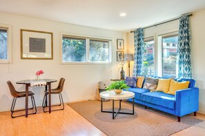 TV - Walk to Willamette River: Studio in West Linn (West Linn)