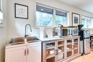 Fridge, microwave, coffee/tea maker, electric kettle - Walk to Willamette River: Studio in West Linn (West Linn)