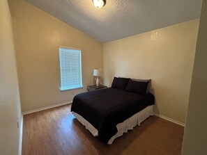 2 bedrooms, iron/ironing board, WiFi, bed sheets - Spacious Home w/Large Backyard (Killeen)