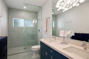 Douche, sèche-cheveux, serviettes fournies, savon