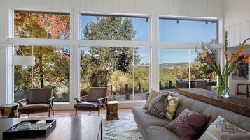 Una Smart TV, una chimenea, una mesa de tenis de mesa