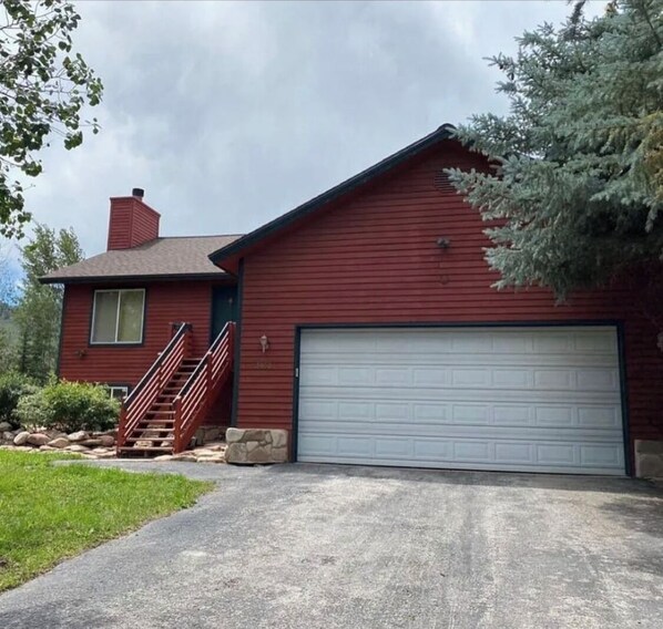 Exterior - Amazing location Park city 
4-bed& 3 bath Fully remodeled Dec. 2025 (Park City)