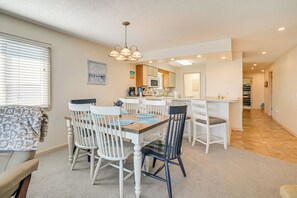 Dining - Oceanfront Condo w/ Pool Access in Surfside Beach! (Surfside Beach)