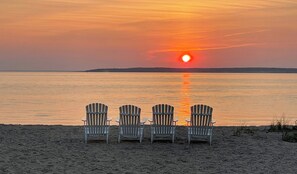 Plage, chaises longues, serviettes de plage