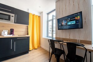 Réfrigérateur, micro-ondes, plaque de cuisson, cafetière/bouilloire