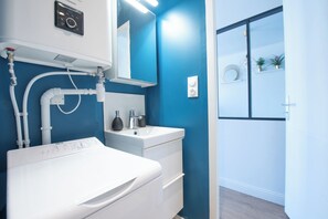 Douche, sèche-cheveux, serviettes fournies, savon