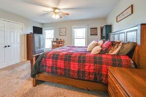 3 bedrooms, iron/ironing board, WiFi, bed sheets - Large Family Home: 5 Mi to Dtwn Hagerstown! (Williamsport)