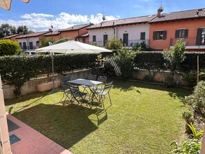 Outdoor dining - Apartment with swimming pool and with great location for Lake Garda, Verona city  (Cavaion Veronese)