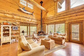 TV, books - Fish, Boat & Hike: Pet-Friendly Cabin in Arkansas (Murfreesboro)