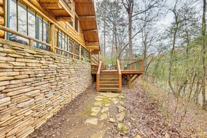 Property grounds - Fish, Boat & Hike: Pet-Friendly Cabin in Arkansas (Murfreesboro)