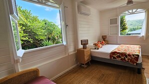 1 dormitorio, escritorio, tabla de planchar con plancha y cuna de viaje