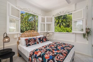 5 quartos, escrivaninha, ferros/tábuas de passar roupa, berço de viagem