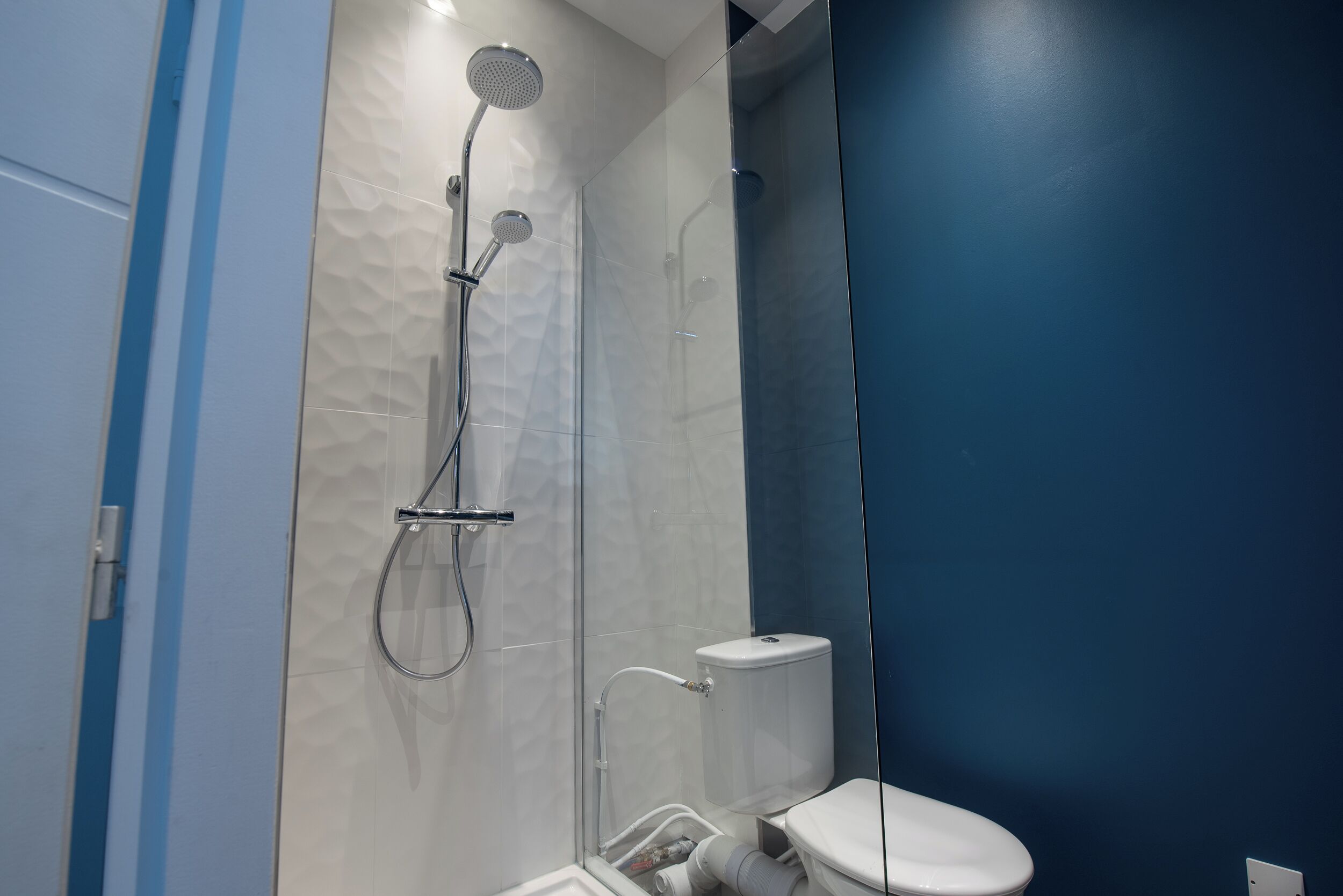 Douche, sèche-cheveux, serviettes fournies, savon