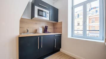 Refrigerador, microondas, placa de cocina, cafetera/tetera