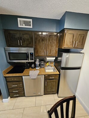 Réfrigérateur, micro-ondes, plaque de cuisson, lave-vaisselle