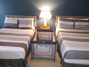 1 chambre, bureau, fer et planche à repasser, lit parapluie