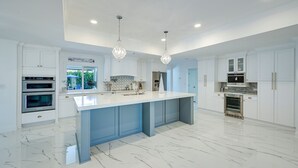 Coffee/tea maker, fridge, microwave, oven - Pool & Spa: Luxe Home in Naples! (Naples)