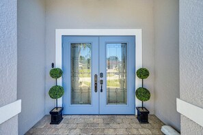 Exterior detail - Pool & Spa: Luxe Home in Naples! (Naples)