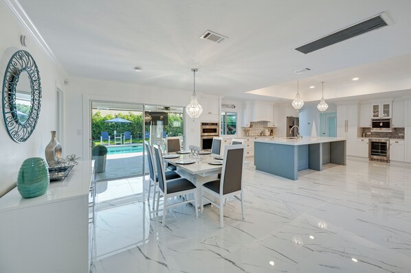 Dining - Pool & Spa: Luxe Home in Naples! (Naples)