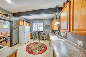 Geladeira, micro-ondas, cooktop, lava-louças