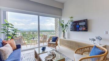 Apartemen Superior, balkon, pemandangan kota | Ruang keluarga | Smart TV