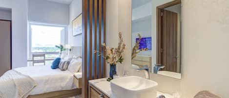 Superior Apartment, Balcony, City View | Bathroom