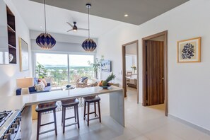 Superior-Apartment, Balkon, Stadtblick | Wohnbereich | Smart-TV