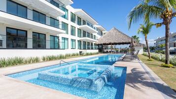 Hồ bơi ngoài trời