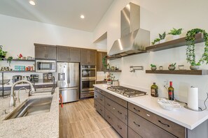 Fridge, microwave, oven, stovetop - Mtn Views, Pool & Hot Tub: Phoenix Oasis (Phoenix)