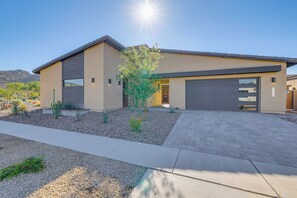 Exterior - Mtn Views, Pool & Hot Tub: Phoenix Oasis (Phoenix)