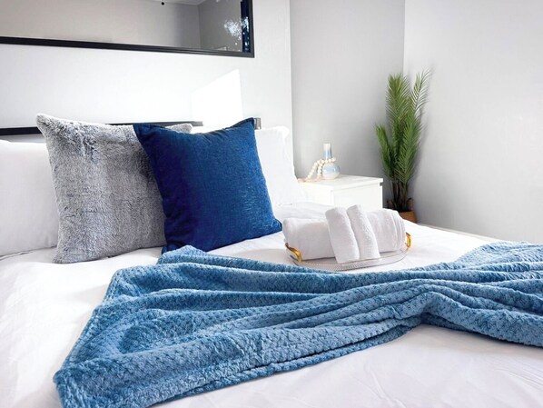 3 bedrooms, iron/ironing board, WiFi, bed sheets - Rhythm & Blues Retreat near Syracuse University! (Syracuse)