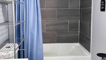 Serviettes fournies, savon, papier toilette