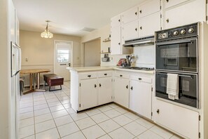 Fridge, microwave, oven, stovetop - 8 Mi to State Farm Stadium: Home in Youngtown (Youngtown)