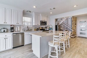 Kjøleskap, mikrobølgeovn, kokeplater og oppvaskmaskin