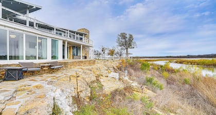 Luxury Lakefront Retreat w/ Dock in Runaway Bay