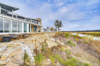 Luxury Lakefront Retreat w/ Dock in Runaway Bay