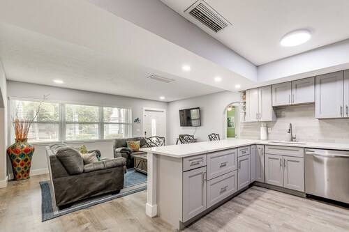 1 Mi to Lantana Municipal Beach: Oasis w/ Pool!