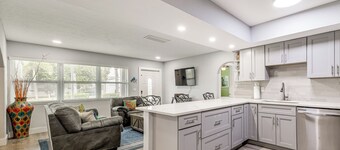 1 Mi to Lantana Municipal Beach: Oasis w/ Pool!